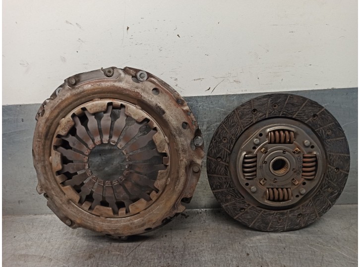 Recambio de kit embrague para renault megane ii berlina 5p 1.6 16v referencia OEM IAM 8200135290  VALEO