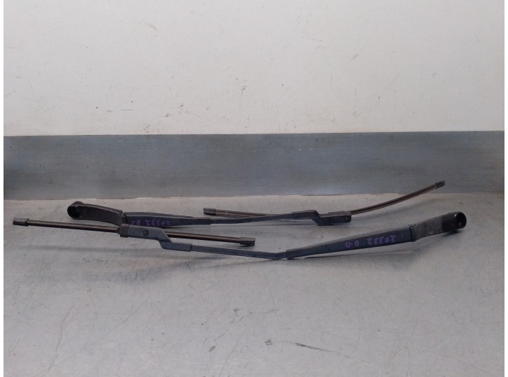 Recambio de brazo limpia delantero derecho para hyundai i30 1.4 cat referencia OEM IAM 983212L000 983112L000 