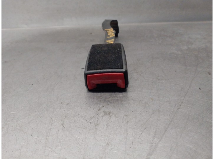 Recambio de enganche cinturon para seat leon (1p1) 2.0 tdi referencia OEM IAM 5P0857756E DEL DER 5 PUERTAS