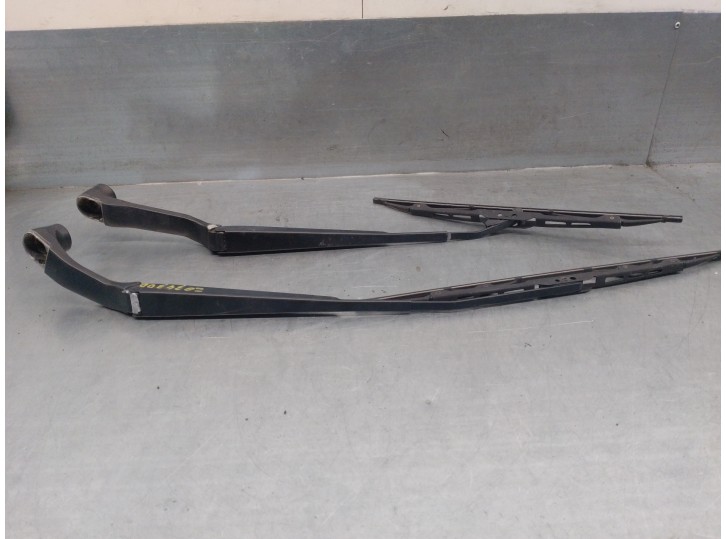 Recambio de brazo limpia delantero derecho para chevrolet hhr 2.4 16v referencia OEM IAM 15807606 15807607 