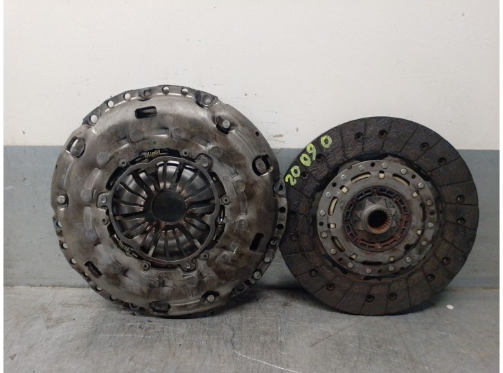 Replacement clutch kit for Volvo S40 saloon 2.0 diesel cat OEM IAM reference 31367652 LUK
