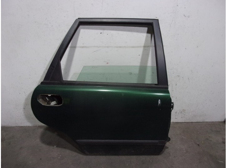 Recambio de puerta trasera derecha para volvo v40 familiar td referencia OEM IAM 30882908 VERDE 5 PUERTAS