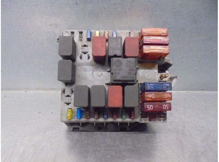 Recambio de caja reles / fusibles para alfa romeo 147 (190) 1.9 jtd 16v distinctive referencia OEM IAM 46558760  