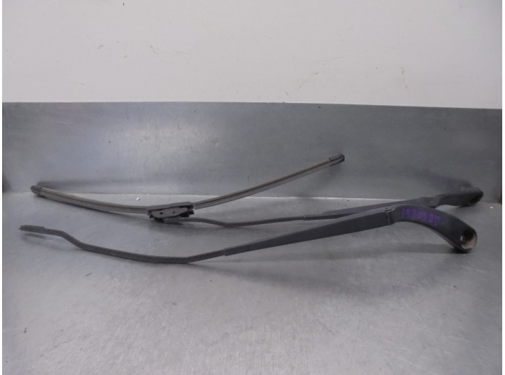 Replacement front right wiper arm for Dodge Journey 2.4 16v OEM IAM reference 68030275AA 68030274AA 