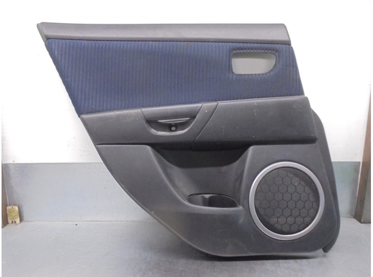 Recambio de guarnecido puerta trasera izquierda para mazda 3 berlina (bk) 1.6 cd diesel cat referencia OEM IAM BR2A6856X BR2A550
