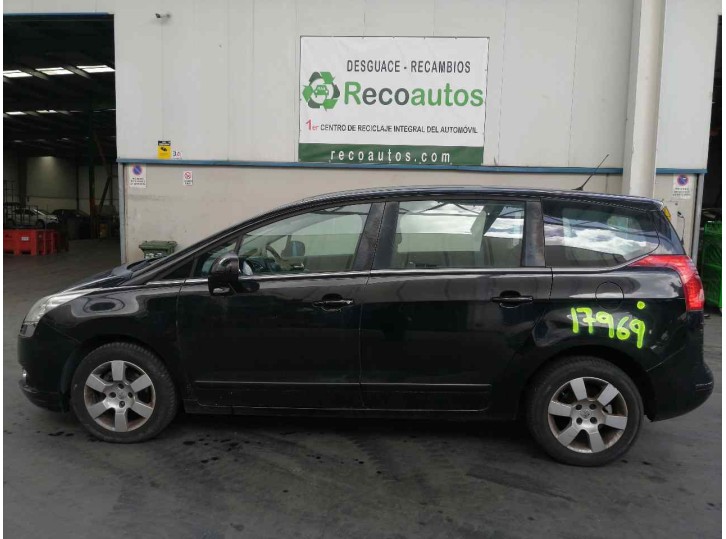 peugeot 5008 from the year 2013