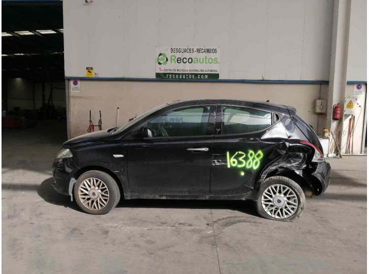 lancia ypsilon (402) del año 2013