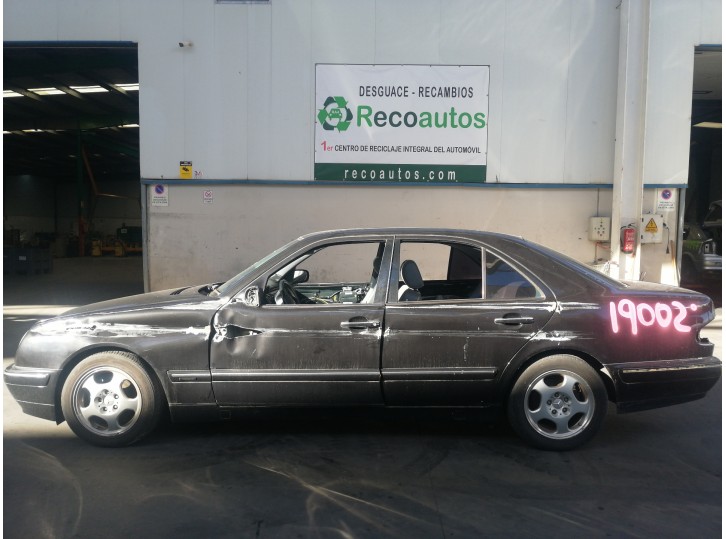 mercedes-benz clase e (w210) berlina del año 2001