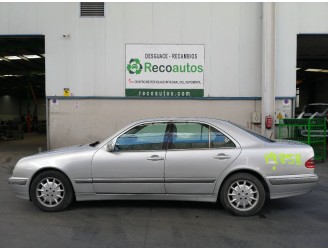 mercedes-benz clase e (w210) berlina del año 2001