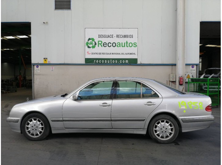 mercedes-benz clase e (w210) berlina del año 2001