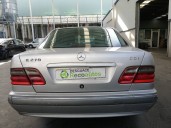mercedes-benz clase e (w210) berlina del año 2001