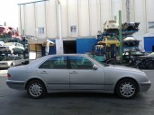 mercedes-benz clase e (w210) berlina del año 2001