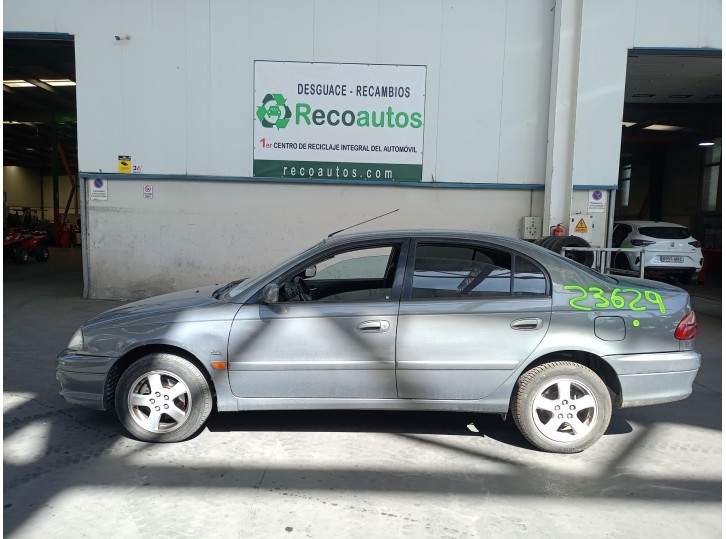 toyota avensis berlina (t 22) del año 2002