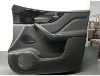 Recambio de guarnecido puerta delantera derecha para jaguar f-pace (x761) 2.0 td4 referencia OEM IAM HK8323942CA T4A8068 