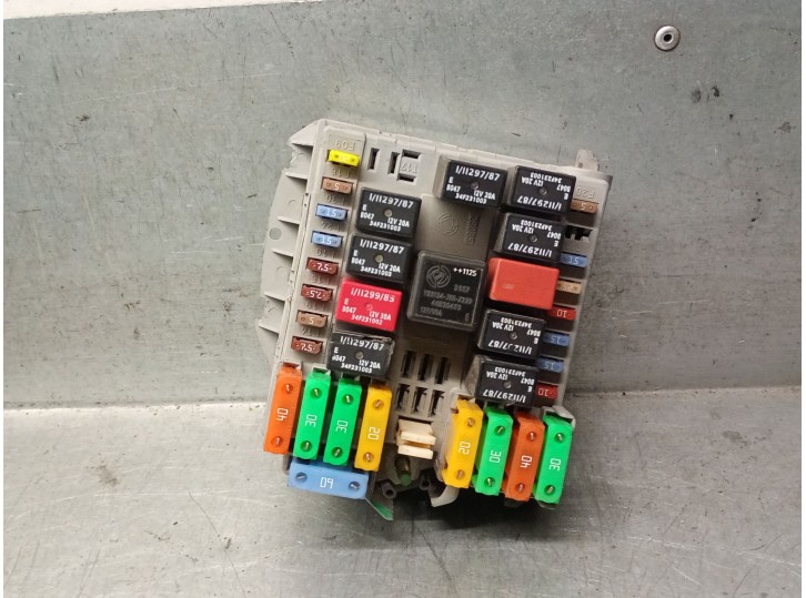 Recambio de caja reles / fusibles para iveco daily iv caja/chasis 35c15 referencia OEM IAM 69501171 69501171 