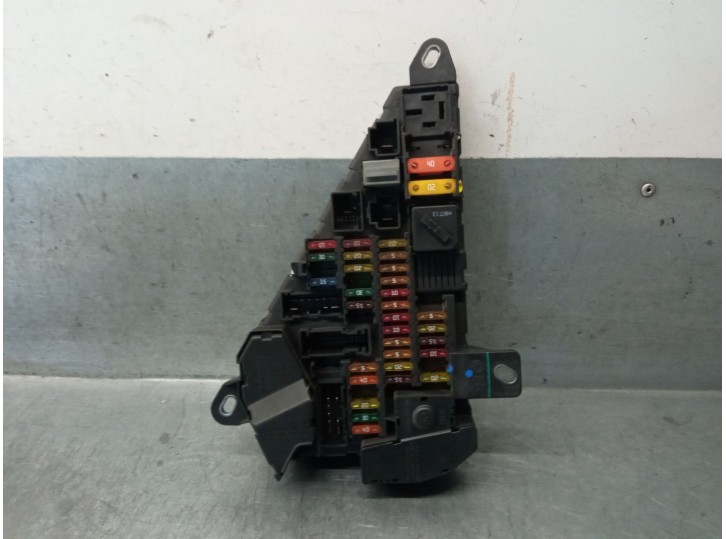 Recambio de caja reles / fusibles para bmw serie 5 berlina (e60) 2.5 24v turbodiesel cat referencia OEM IAM 690658806 518811047 