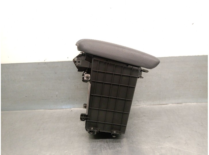 Recambio de apoyabrazos central para hyundai tucson (tl, tle) 1.7 crdi referencia OEM IAM 84690D7200TRY 84660D7200TRB 