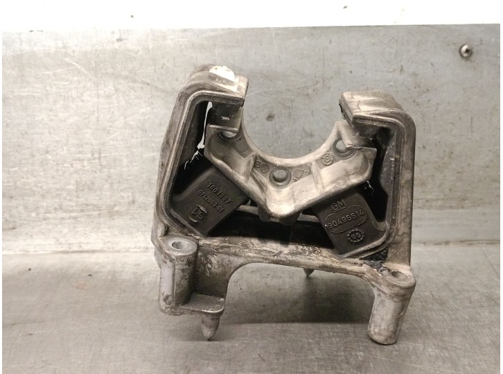 Replacement engine mount for Opel Vectra B sedan 1.8 16V cat OEM IAM reference 90539069 5682512 