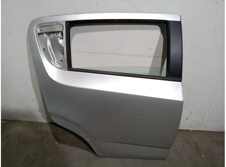 Recambio de puerta trasera derecha para chevrolet aveo 1.3 diesel cat referencia OEM IAM 42357429 42357429 