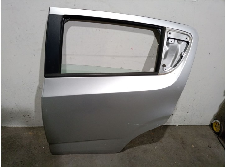 Recambio de puerta trasera izquierda para chevrolet aveo 1.3 diesel cat referencia OEM IAM 42357430 42357430 