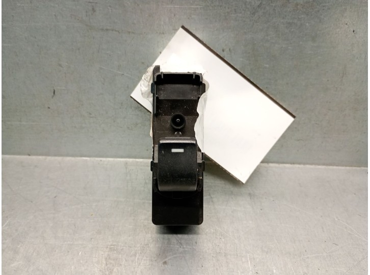 Recambio de mando elevalunas trasero izquierdo para mazda 3 lim. (bl) 2.2 turbodiesel cat referencia OEM IAM BPN66380A BPN66380A