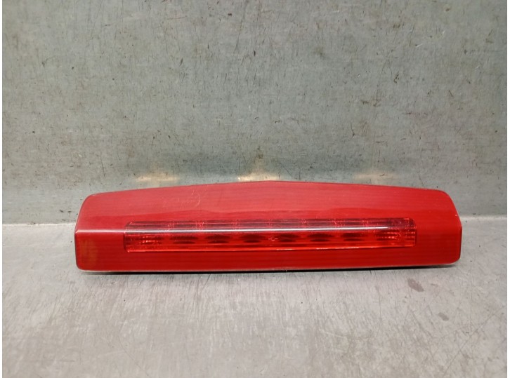 Recambio de luz central de freno para opel zafira b 1.9 cdti referencia OEM IAM 13211587 93183919 