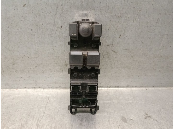 Replacement front left window switch for Land Rover Defender Station Wagon (L663) D250 MHEV 4x4 OEM IAM reference 