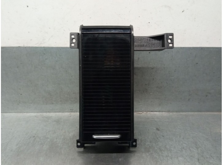 Recambio de reposavasos para jaguar f-pace (x761) 2.0 td4 referencia OEM IAM T2H3071 T2H3071 