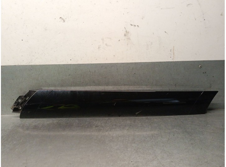 Recambio de molduras delanteras para land rover defender station wagon (l663) d250 mhev 4x4 referencia OEM IAM N8B2025A52AB LR17