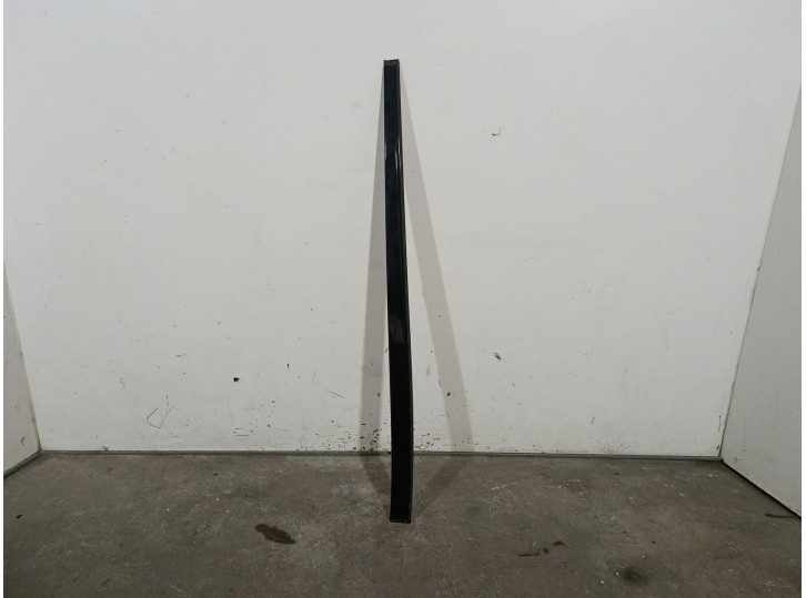 Recambio de embellecedor para land rover defender station wagon (l663) d250 mhev 4x4 referencia OEM IAM L8B2517C78EA LR131646 