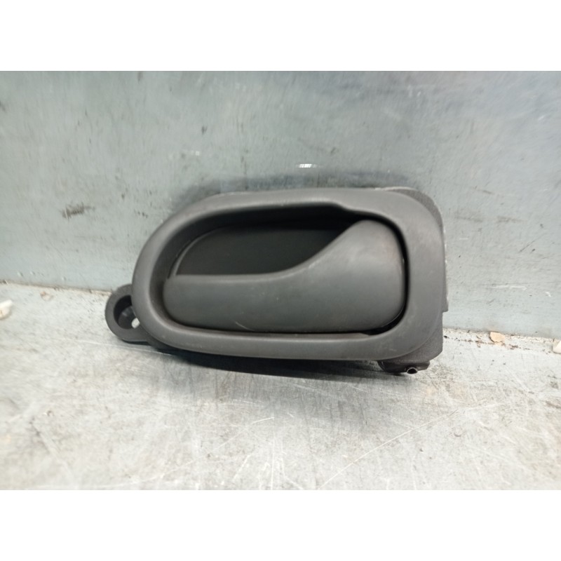 Recambio de maneta interior delantera derecha para renault safrane (b54) 2.2 turbodiesel referencia OEM IAM 7700816565  