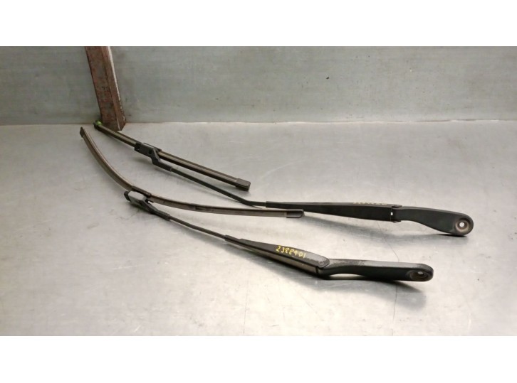 Recambio de brazo limpia delantero derecho para volvo s40 berlina 2.0 diesel cat referencia OEM IAM 8623159 31253996 