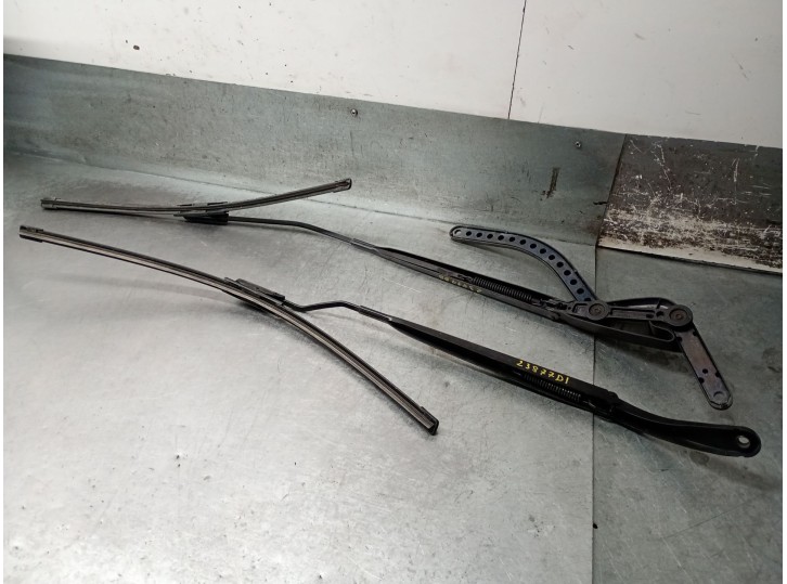 Recambio de brazo limpia delantero derecho para renault scenic ii 1.6 16v referencia OEM IAM 80010797 7701061770 