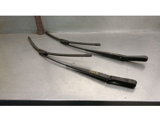 Recambio de brazo limpia delantero derecho para volvo s40 berlina 2.0 diesel cat referencia OEM IAM 90582558 6272483 