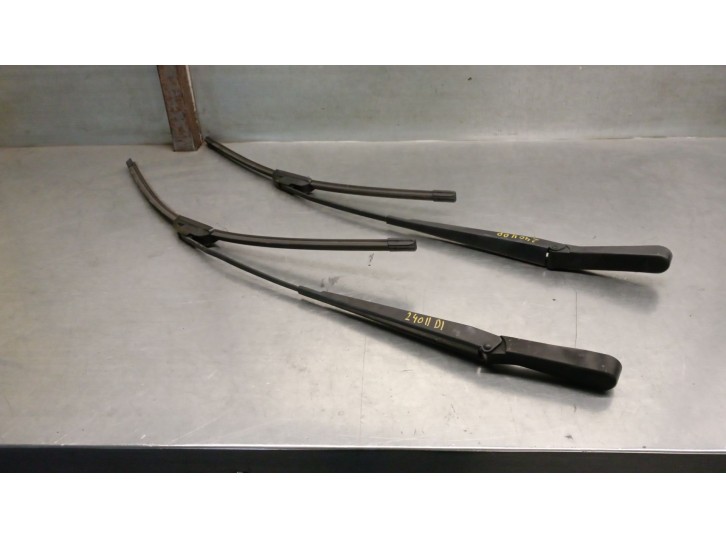 Recambio de brazo limpia delantero derecho para volvo s40 berlina 2.0 diesel cat referencia OEM IAM 90582558 6272483 