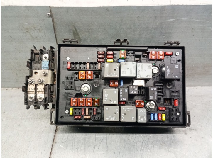 Recambio de caja reles / fusibles para opel astra j lim. 1.7 16v cdti referencia OEM IAM 13313205 