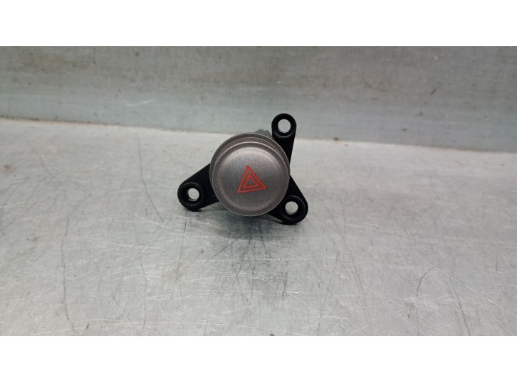 Replacement hazard warning switch for hyundai coupe (rd) 1.6 16v cat OEM IAM reference 9379027500 9379027500 