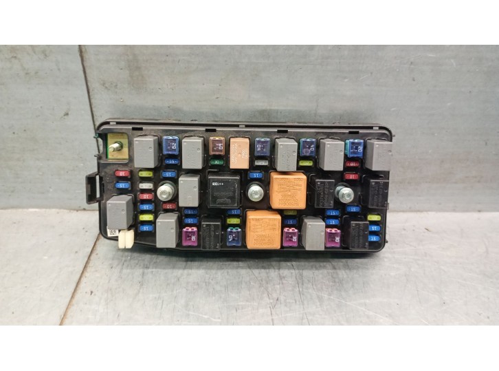Recambio de caja reles / fusibles para chevrolet captiva 2.0 diesel cat referencia OEM IAM 95037413 95037413 