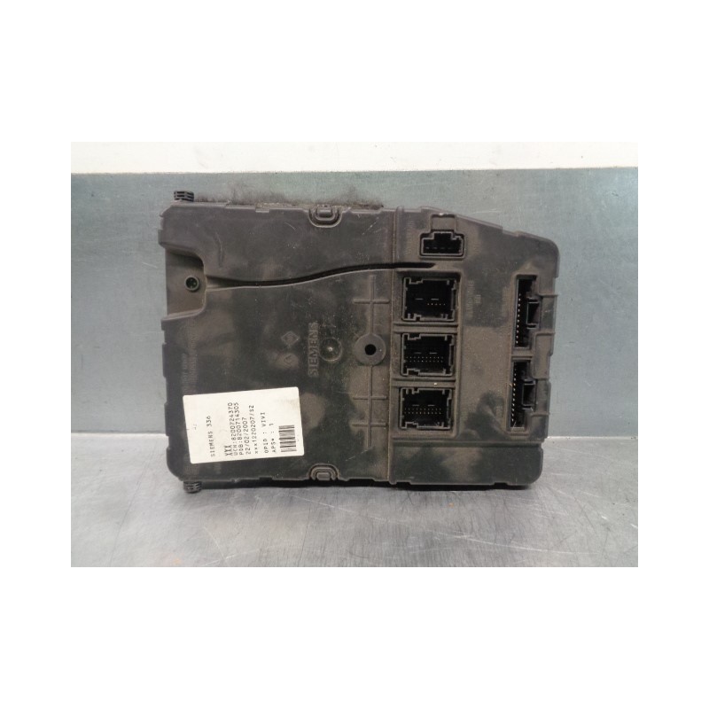 Recambio de caja reles / fusibles para renault megane ii berlina 5p dynamique referencia OEM IAM 8200714305 