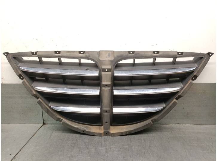 Recambio de rejilla delantera para ssangyong rodius i 2.7 xdi 4wd referencia OEM IAM 7945121010 7945121010 