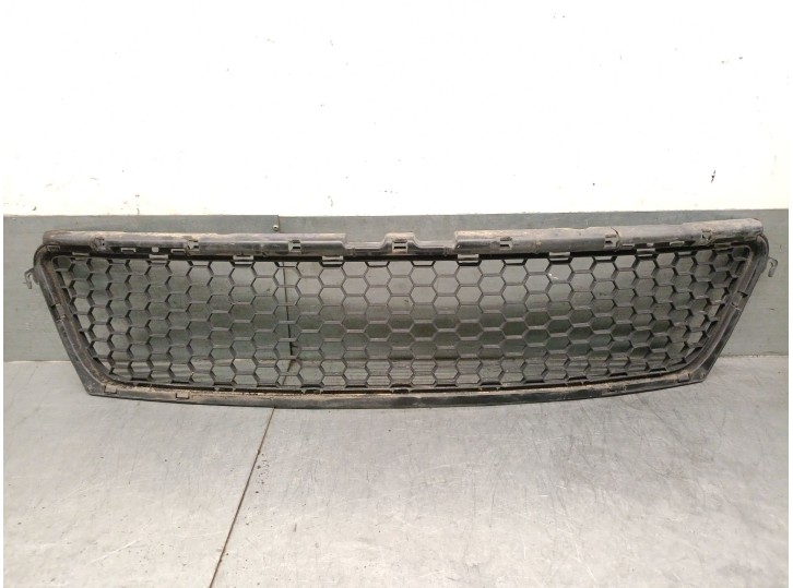 Recambio de rejilla paragolpes central para dacia sandero 1.6 mpi 85 (bs03) referencia OEM IAM K7MA8 K7MA8 