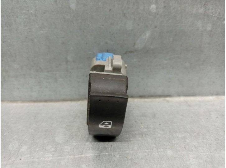 Recambio de mando elevalunas delantero derecho para renault master iii furgon ma / fm9t / myb23061a3t0 2.3 diesel referencia OEM