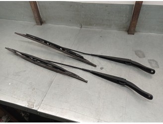 Recambio de brazo limpia delantero derecho para renault master iii furgon ma / fm9t / myb23061a3t0 2.3 diesel referencia OEM IAM