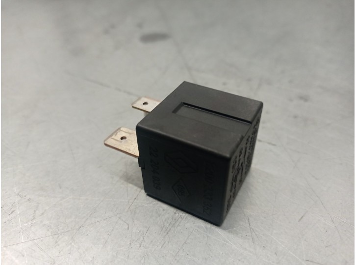 Recambio de rele para renault master iii furgon ma / fm9t / myb23061a3t0 2.3 diesel referencia OEM IAM 8200333352  22204039