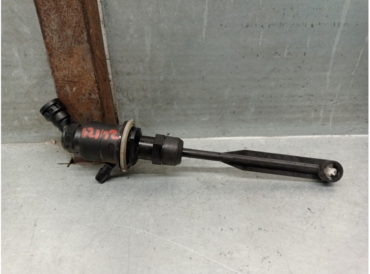 Recambio de bomba embrague para renault master iii furgon ma / fm9t / myb23061a3t0 2.3 diesel referencia OEM IAM 8200673232C  