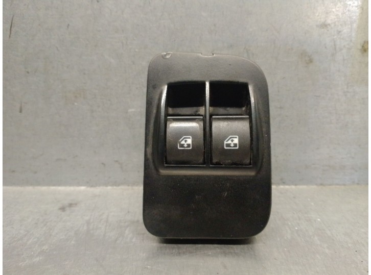 Replacement front left window regulator switch for Peugeot Bipper Tepee 1.3 HDi 80 OEM IAM reference 6490G8 6490G8 