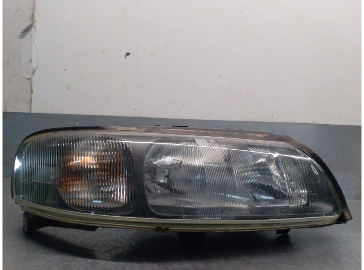 Recambio de faro derecho para volvo v70 familiar 2.4 cat referencia OEM IAM 8693548 8693572 