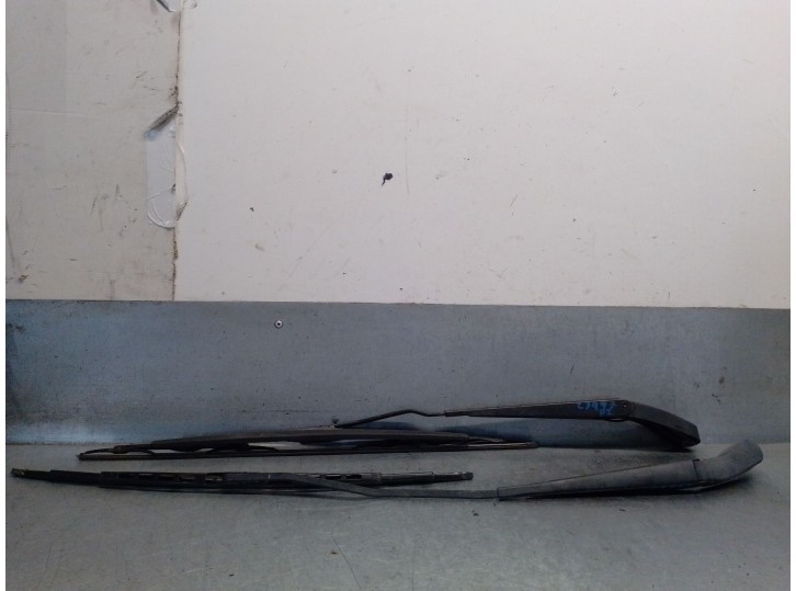 Recambio de brazo limpia delantero derecho para volvo v70 familiar 2.4 cat referencia OEM IAM 8624269 30655614 