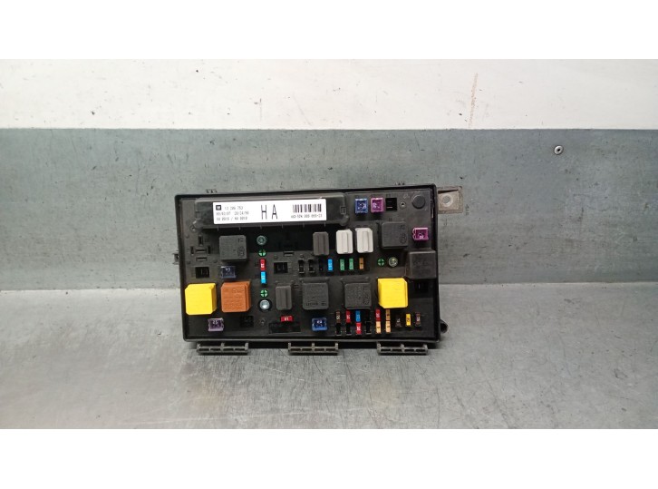 Recambio de caja reles / fusibles para opel astra h twintop (a04) 1.6 (l67) referencia OEM IAM 13206753  