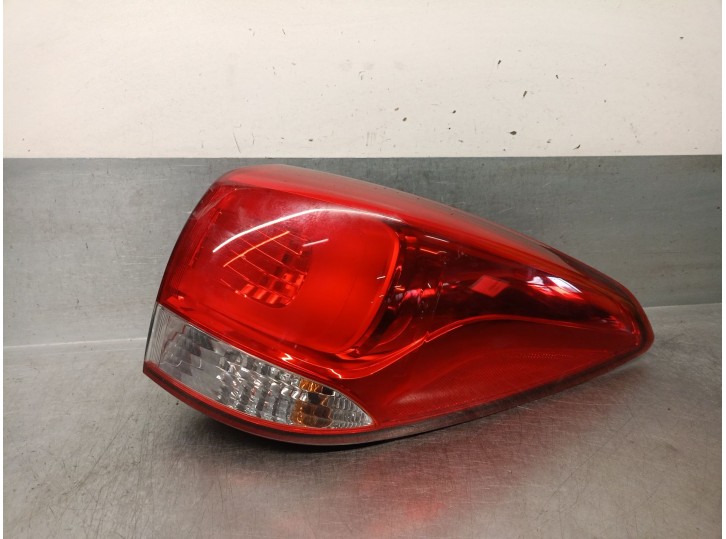 Recambio de piloto trasero derecho para kia carens iv 1.7 crdi referencia OEM IAM 92402A4010 92402A4020 